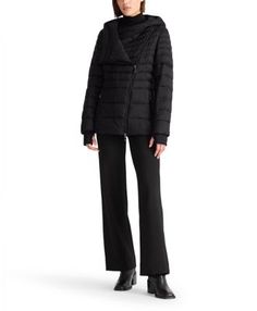 An innovative cowl neck collar provides two layers of warmth on the wearer's chest. This lightweight puffer features a fitted silhouette, premium storm cuffs, and fleece-lined pockets. Travel Products, Fitted Silhouette, Neck Collar, Outerwear Women, Cowl Neck, Tech Accessories, Women's Accessories, Wallets, Puffer