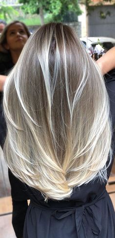 Fall 2022 Hair Trends Blonde, Unique Hair Color Ideas For Blondes, Hair Colour Trends 2022, Colour Trends 2022, Bronde Lob, Almond Champagne, Best Hair Colour, Mocha Color Hair, Hairstyles Ombre