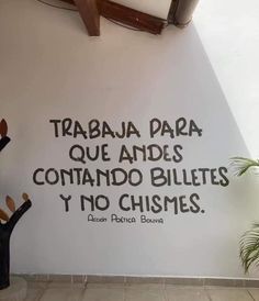 there is a sign on the wall that says, trabua para que andes contrado billetes y no chimes