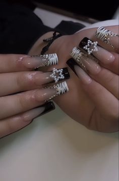 Goth Nail Ideas Acrylic, Nail Inspiration Grunge, Acrylic Nail Designs Emo, All Out Nails, Black Acyrilics Nails, Y2k Baddie Nails, Y2k Nails Simple, Opiumcore Nails, Black Nails Y2k