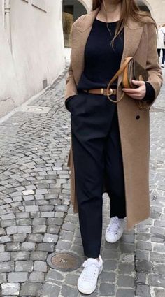 Minalmist Wardrobe, Camel Trousers Outfit, Mode Mantel, Trouser Outfit, Moda Paris, Business Outfit, Casual Chic Outfit