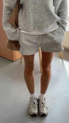 Black Sweatshorts Outfit, Athletic Spring Outfits, Comfy Outfits Shorts, Cute But Comfy Outfits, Grey Shorts Outfit, Fashion Mistakes, Sweat Shorts, Fall Winter Outfits, Fashion Killa