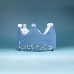 a small blue crown with the word leonas on it's front and sides