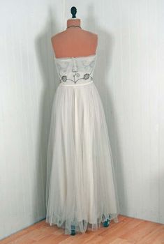 For Sale on 1stDibs - In this gorgeous 1940's Bergdorf Goodman ivory-white gown, the detailed construction and meticulous attention to detail are comparable to what you will Formal Cream Tulle Gown, Cream Evening Dress For Wedding And Prom Season, Vintage Tulle Dress For Formal Occasions, White Evening Dress With Lined Bodice For Wedding, Vintage Ball Gown Wedding Dress For Formal Occasions, Vintage Wedding Dress With Sheer Bodice, Vintage White Tulle Dress, Vintage White Ball Gown Wedding Dress, Vintage White Gown For Debutante Ball