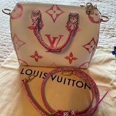 Description Louis Vuitton Top Handle Bag From The Summer 2023 Collection White By The Pool Canvas Printed Gold-Tone Hardware Rolled Handles & Single Adjustable Shoulder Strap Canvas Lining & Single Interior Pocket Zip Closure At Top Includes Box, Dust Bag, Lock & Keys Estimated Item Measurements Handle Drop: 3" Depth: 5.75" Width: 10.25" Height: 7.25" Color: White Shoulder Strap Drop Min: 17" Shoulder Strap Drop Max: 19.5" Elegant White Bags With Logo Strap, Luxury White Bag With Monogram Print, Pink Louis Vuitton Bag, Louis Vuitton Pink Bag, Louis Vuitton Purse Pink, Light Pink Louis Vuitton Bag, Louis Vuitton Pink Hand Bag, Speedy Bandouliere 25, Louis Vuitton Top