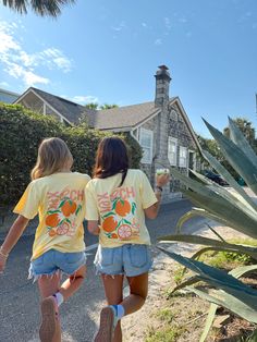 Our *EXCLUSIVE* Sunhoney Florida Orange Tshirt in Yellow is your new tee to bring on your next beach vacay! Add a pop of sunshine to your wardrobe with our Sunhoney Florida Orange Tshirt in a bright yellow. Made with high quality fabric, printed on Comfort Colors, this shirt will not only keep you stylish but also super comfy! Product is made to order: available for pick up/ships in 2-4 business days Content: 100% Cotton Fit: TTS - size up for oversized style Models wearing size: Medium Model si Outfits With A Yellow Shirt, Casual Yellow T-shirt For Vacation, Yellow T-shirt For Spring Vacation, Fun Summer T-shirt For Beach Party, Funny Print Graphic Tee For Day Out, Orange Short Sleeve Top For Beach Season, Graphic Tee With Funny Print For Day Out, Funny Graphic Tee For Day Out, Orange Relaxed Fit T-shirt For Beach