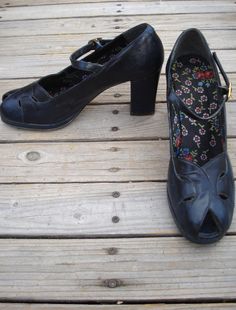 Vintage 1970s Peep Toe Platform Shoes Mary Jane by bycinbyhand, $115.00 1970s Shoes, 1960s Shoes, Blue Mary, Mary Jane Platform Shoes, 40s Style, Vintage Heels, Platform Mary Janes, 40s Fashion, Shoes Platform