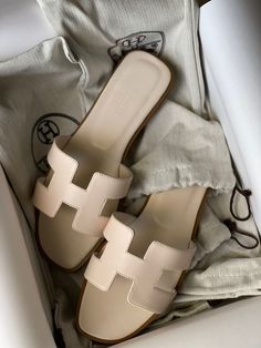 Classy Footwear Women, Hermes Flats, Classy Sandals, Fancy Sandals, Shoes Fashion Photography, Luxury Sandals, Pretty Sandals, Fashion Shoes Heels, Shoes Heels Classy