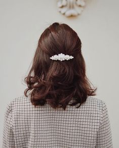 STYLE: Hair Accessories Trends to try in 2019… – daisychain daydreams… Easy Updos For Long Hair, Pearl Hair Clip, Trending Hairstyles, Retro Hairstyles, Girl Short Hair, Style Hair