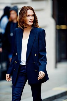 Blaser Blue Dress Street Style, Blue Jacket Outfits, Blazer Summer Outfits, Dress Street Style, Blazer Street Style, Fashion For Petite Women, Stylish Blazer, Dark Blue Dress, All Jeans