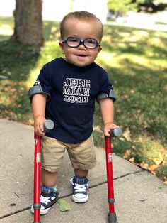 Meet the 2-Year-Old Kansas Boy with Spina Bifida Who Has Stolen the Internet's Heart! Diversity Pictures, Forearm Crutches, Spina Bifida Awareness, 7 Month Old Baby, 20 Weeks Pregnant, Toddler Milestones, Spina Bifida, Disabled Children, Leg Straps