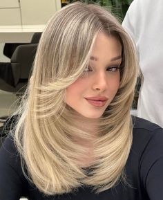 Thick Bob Haircut, Angled Hair, Shoulder Length Blonde, Brown Hair With Blonde Highlights, Lob Haircut, Long Hair Updo, Stylish Haircuts, Haircuts Straight Hair, Hair Stylist Life