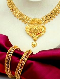 Fabulous Gold necklace with bangles to celebrate special occasion. Jewellery Model, Gold Bridal Necklace, Antique Gold Jewelry Indian, Bangles Gold, Gold Necklace Simple, Gold Bridal Jewellery Sets, Pearl Jewelry Wedding, Gold Pendant Jewelry