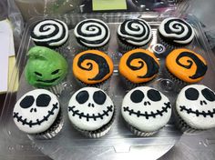 cupcakes decorated to look like jack - o'- lanterns and pumpkins