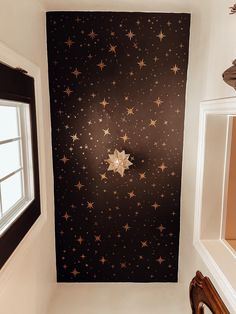 there is a star pattern on the wall in this bathroom