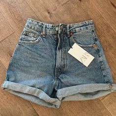 Nwt Super Popular Zara High Rise Jean Shorts. Cute Cuffed Bottom Detail. They Look So Good On! Size 0 Summer Bottoms Outfits, Cute Bottoms Aesthetic, Look Com Shorts Jeans, Outfit Short Jeans, Jean Shorts Aesthetic, Short Jeans Outfit, Look Com Short Jeans, Look Short Jeans, Zara Jean Shorts