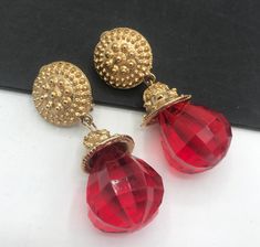 Vintage Dangle Drop Pink Earrings, High End Statement Jewelry, Gift Idea for Her In excellent vintage condition. Measures 2 1/2 x 1  inch. Pink chunky Lucite high end earrings. Perfect for any wardrobe or collection. #vintage #highendjewelry #couturefashion #statement #red #earrings d89 Runway Earrings, Couture Mode, Gifts Jewelry, Amber Necklace, Vintage Lucite, Red Earrings, Vintage Vogue, Vintage Jewels, Pink Earrings