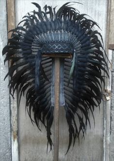 Средний ALL BLACK Индийский головной убор Реплика из черных - Etsy Швейцария Black Feathered Headpiece For Costume, Traditional Black Costume Hats And Headpieces, Black Ostrich Feather Headpiece, Black Ostrich Feather Trim Headpiece, Bohemian Black Costume Hat For Halloween, Black Feathered Costume Hats And Headpieces, Traditional Black Costume Hats And Headpieces For Festivals, Traditional Black Costume Hats For Festivals, Black Bohemian Headpiece For Halloween