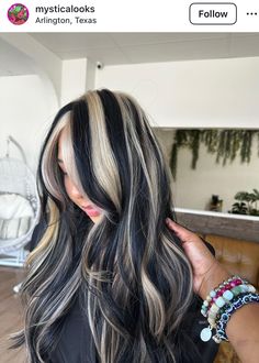 Blonde And Black Hair, Skunk Hair, Chunky Highlights, Beauty Hair Color, Light Hair Color, Hair Color Highlights, Alternative Hair, Hair Inspiration Color, Hair Black