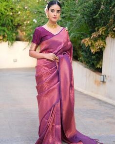 Titre : Sari en soie Paithani vert bouteille avec travail de zari pur pour le mariage | Designer indien Saree pour les femmes USA | Réception Saree avec Reach Pallu. Détails du sari :- Couleur Saree : Magenta et Cuivre Longueur du sari : 5,50 mètres Saree Work : Jacquard Weave Work (Paithani Copper Zari Weaving Work) Tissu Saree : mélange de soie Poids total du sari : 850g. Détails du chemisier :- Couleur du chemisier : Assorti Longueur chemisier : 0,80 mètre Travail du chemisier : travail de ti Wedding Sarees Online, Bridesmaid Saree, Purple Saree, Indian Silk Sarees, Utsav Fashion, Banarasi Silk Saree, Wedding Saree Indian, Art Silk Sarees, Contrast Blouse