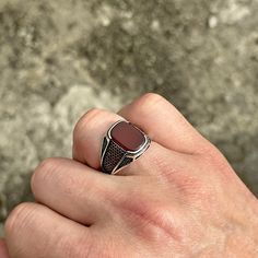 Handgefertigter 925k Sterling Silber Roter Achat Ring, Silber Aqeeq Karneol Herren Ring, Vatertagsgeschenk, Geschenk für Männer, Für Ehemann, 925k Silber ★Artikeldetails Überraschen Sie ihn mit unserem handgefertigten Ring aus rotem Achat aus 925-Karat-Sterlingsilber, einem atemberaubenden Stück Handwerkskunst, das die einzigartige Schönheit natürlicher Edelsteine zur Geltung bringt. Dieser exquisite Ring verfügt über einen faszinierenden roten Achatstein, der für seine warmen, erdigen Töne und seine erdende Energie bekannt ist. * Geschlecht: männlich / weiblich * Material: 925 Karat Sterlingsilber * Gesamtgewicht: 7 Gramm * Edelstein: Roter Achatring Hallo, Willkommen bei Mercan Silver Bestellvorgang 1 Tag Lieferung in die US-Länder 3-5 Tage (Express 1-4) Lieferung nach Kanada 3-5 Tage (E Emerald Stone Rings, Mystic Topaz Ring, Malachite Rings, Silver Rings With Stones, Signet Ring Men, Carnelian Ring, Amber Ring, Men Ring, Citrine Stone