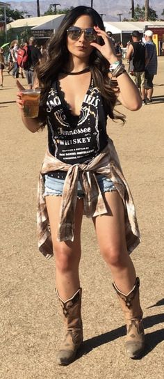 Festival Outfit Plus Size, Country Girl Outfits, Look Da Festival, Country Music Festival Outfits, Country Concert Outfits, Whiskey Girl, Strawberry Wine