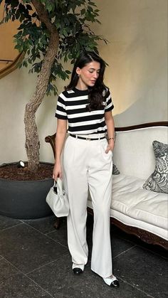 Beige Pants Outfit, Beige Pants, Minimal Outfit, Casual Accessories, Look Stylish, How To Style, Stylish Shirts