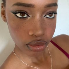 Smokey black eye makeup freckles black girl brown skin lip tutuprial lip combo Freckles Makeup Black Women, Freckles Black Women, Freckles On Black Women, Eyeliner Black Women, Smokey Black Eye Makeup, Smokey Black Eye, Faux Freckles Makeup, Grunge Eye Makeup, Vamp Makeup