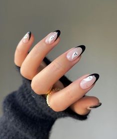 27+ Easy & Cute Halloween Nails For A Spooktacular Night Halloween Nail Colors, Easy Halloween Nails Design, Acrylic Nails Almond Shape, Black Halloween Nails, Halloween Nails Diy, Halloween Nails Easy, Simple Fall Nails