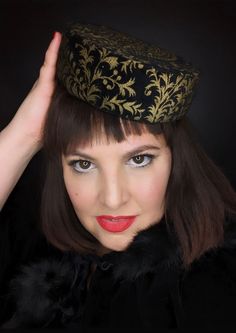 Our ' VELVET ROYALE ' Tilt hat is a luxurious hat perfect for after five. Hand made on a vintage hat blocked and covered in the most beautiful vintage gold flocked velvet , and lined in black satin and vintage gold petersham ribbon. Attaches to the head with two comb and some millinery elastic. Wear our ' VELVET ROYALE ' Tilted on the side or on the back of your head. The perfect finishing touch to any cocktail outfit. One size fits all Hand made in our Sydney Studio Comes shipped in our signatu Pill Box Hat, Hat Art, Headpiece Accessories, Box Hat, Hat Blocks, 1940s Style, Cocktail Outfit, Cocktail Hat, Pillbox Hat