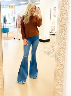 We love this light weight sweater so much! Fits true to size. Flare Jean Outfit, Pants Women Fashion, Wardrobe Tips, Outfits Chic, Nice Style, Jeans Outfit