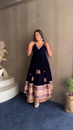 Velvet Embroidery Dress, Velvet Embroidery, Anarkali Dress Pattern, Traditional Indian Dress, Indian Dresses Traditional, Traditional Indian Outfits