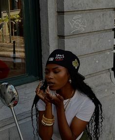 Fitted Cap Outfit Women, Fitted Hat Outfit Black Women, Fitted Cap Outfit Black Women, Cap Women Outfit, Fitted Hat Outfit, Y2k Hats, Cap Outfit, Outfit Ideas For Women, Looks Street Style