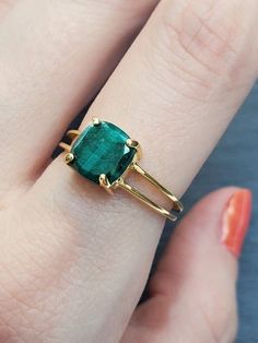 Emerald Jewelry Ring, Emerald Ring Design, Raw Emerald Ring, Engagement Ring Raw, Stone Ring Design, Emerald Stone Rings, Double Band Ring, Neck Pieces Jewelry, Emerald Ring Vintage