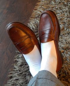 Loferebi Shoes, Penny Loafers Outfit, Preppy 80s, Brown Slip On Shoes, Cute Date Outfits, Preppy Men, Sock Outfits, Vintage Mens Fashion, White Socks