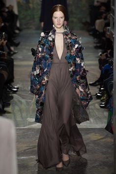 No one can make "artsy" in a #Cape look as fabulously sexy as #Valentino!  We love this amazing Cape from the 2014 NY Fashion Week runway !  #Cape #Stole Read blogpost at http://www.whitestole.com/blog--flowing-chic-modern-bridal-style/category/valentino Oscars 2014, Lupita Nyong, Lou Doillon