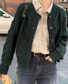 Old Money Aesthetic Outfit Fall, Autumn Outfits Inspo 2024, Pastel Fall Outfits, Cardigan Shirt Outfit, Styling Knitwear, Vintage Fashion Style, Chique Outfits, Cardigan Outfits, Vintage Cardigan