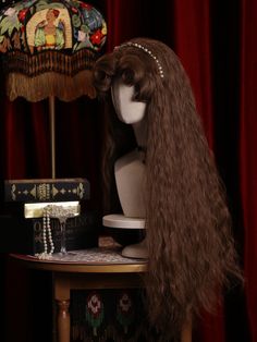 This wig features a long, curly design with ample volume, making it both light and fluffy. The curly bangs come pre-styled to add extra fluffiness, creating a high crown that beautifully frames the face, giving the illusion of a smaller visage. Additionally, the set includes a pair of wavy synthetic hair claw clips, which perfectly complement the main wig and add a finishing touch to your look.  The wig measures 70cm in length, while the ponytail claw clips are 60cm long.  The price includes one Messy Updo Wig, Victorian Wig, Era Hairstyles, Victorian Era Hairstyles, Curly Design, Fluffy Wig, Double Ponytail, Full Bangs, Ren Fair