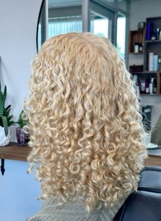 Pretty Blonde Curly Hair, 3b Blonde Curly Hair, Blonde 2c Curly Hair, Blonde Hair Color Ideas Curly, Big Blonde Curly Hair, 3a Blonde Hair, Blonde 2c Hair, Blonde Hair Curly Natural, Sandy Blonde Curly Hair