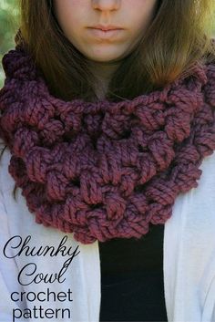 a woman wearing a purple cowl scarf with the words chunky cowl crochet pattern on it