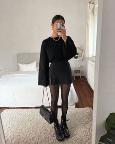 20+ Date Night Outfits 2024 To Look FABULOUS 5 Winter Fashion Night Out, Black Outfit Night Out, Black Winter Outfits Classy, Kino Date Outfit, Outfit Kino, Look Black Night, Winter Outfit Night Out, Cute Black Skirt Outfits, New York Date Night Outfit