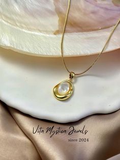 ♡ 18K Gold Pearl Pendant Necklace  🚚 Free Shipping on orders over €35 for EU & UK 🇪🇺 🌍 Free Shipping on orders over $55 for the US 🇺🇸 ** All items are custom-made to order. Our turnaround time is approximately 1-3 business days, which may vary during peak seasons. ** ** We use sustainable and recycled packaging materials whenever possible.** ♡ Material: Mother of Pearl, 18K Gold Plated Copper Chain ♡ Pendant Size: 1cm * 1.5cm ♡ Chain Length: 45cm + (5cm) Crafted with an 18K gold chain that showcases a lustrous pearl seashell pendant, the piece has a gentle oval shape that enhances its natural iridescence, making it truly elegant. This necklace is a sophisticated piece with a minimalist style, perfect for those who appreciate subtle beauty. The pearl seashell's shimmering surface refl Mother Of Pearl Wedding, Pearl Seashell, Pearl Wedding Jewelry, Subtle Beauty, Seashell Pendants, 18k Gold Chain, Seashell Necklace, Etsy Bridesmaid Gifts, Elegant Necklace