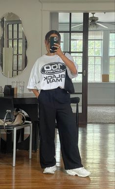 Lining Pants Outfit, Oversized Dress Pants Outfits, Oversized Tshirt Office Outfit, Mariah Houghton Style, Oversized Business Casual, Streetwear Office Look, Oversized Work Outfit, Tshirt And Trousers Outfit Women, Oversized Trousers Outfits