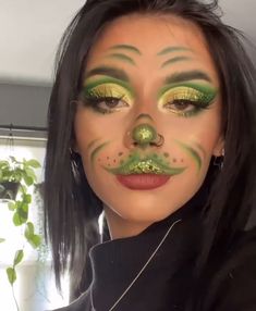 Christmas’s Makeup, Pretty Grinch Makeup, The Grinch Makeup Ideas, Grinch Costume Makeup, The Grinch Eye Makeup, Grinch Makeup Simple, Christmas Makeup Grinch, Grinch Themed Makeup, Creative Christmas Costumes