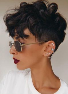 Autumn Haircut, Pixie Haircut Styles, Aesthetic Blonde, Feminine Pixie, Curly Pixie Haircuts, Blonde Pixie Cut, Pixie Wig, Blonde Pixie Hair, Short Blonde Haircuts