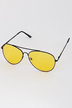 Big '70s vibes with theses yellow lens sunglasses and oversized frame Approx. size: 2.2" x 6" Metal frame Tinted Aviator Sunglasses, Yellow Lens Sunglasses, Sunglasses Oversized, Black Aviator Sunglasses, 70s Vibes, Hats Fashion, Rose Gold Frame, Fashion Belts, Women's Hats