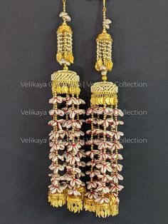 Step up your wedding game with these unique Sea Shell Kaleerey that are setting a new trend! This is a statement piece for brides looking for something different.  Weight - 245 grams per arm Please browse our full collection to see other styles such as traditional pippal patti, polki and kundan meenakari kalira. All our kaliras have strings to tie them to your chuda. They do not come with bangles or bracelets attached.  This kalira set comes in a beautiful velvet box. - Ships from Canada within 1-2 business days. - FREE and fast shipping within North America. - Highest quality and satisfaction guaranteed. Checkout our complete collection at: www.etsy.com/ca/shop/VelikayaCollection NOTE - This is a delicate hand made item. Please allow for minor variations and deficiencies.  We try our best White Tikka With Latkans For Navratri, Festive White Tikka For Puja, Festive White Tikka With Gota Work, Temple Jewelry Gota Work Jhumkas For Wedding, White Tikka With Latkans For Diwali, White Latkans Tikka For Diwali, Gold Jhumkas With Dori Work For Wedding, White Kundan Jewelry For Traditional Ceremonies, Traditional White Chandbalis With Gota Work