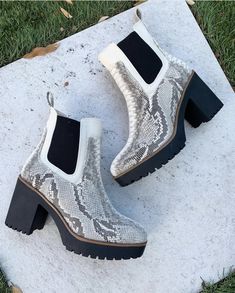 An upgrade to your favorite platform bootie, the Good Day Snake Bootie is an absolute must have this holiday season and perfect for gifting! Lane 201, Juniors Fashion, Womens Clothing Boutique, Boutique Boho, Cute Shop, The Lane, Boho Modern, Chunky Block Heels, Have A Good Day