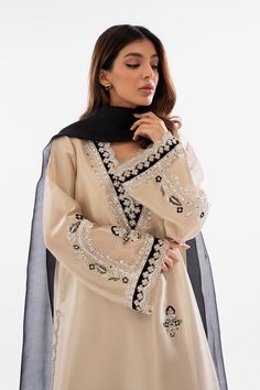 Shyra – Sania Maskatiya International Pakistani Dresses Lace Work, Classy Salwar Suit, How To Style Pakistani Suit, New Suit Designs Indian Style, Black Suit Ideas Women Indian, Pakistani Dresses Suits, Indian Suits Design For Women, Designer Suit Ideas, Simple Designer Suits