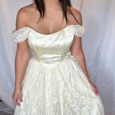 Size: Xs-S Absolutely Gorgeous Vintage 1980s Gunne Sax Satin Lace Off Shoulder Dress Ivory Size: Xs. Flaws: *Small Tear On Strap *Spot Stains On Skirt As Pictured *Small Wear Holes On Top Of Dress As Pictured Measurements: Armpit To Armpit: 16" Waist: 24" Armpit To Hem: 48" I Measured Armpit To Hem For This Length Because The Shoulder Straps Are Meant To Be Off The Shoulder *Please Review All Store Policies Prior To Purchasing. Vintage Short Sleeve Prom Dress, Vintage Cream Dress For Prom, Evening Dress With Fitted Bodice In Vintage White, Vintage White Vintage Style Formal Dress, White Vintage Evening Dress, Vintage Cream Prom Dress, Vintage Spring Dresses With Boned Bodice, White Vintage Dress For Evening, Spring Vintage Dress With Boned Bodice